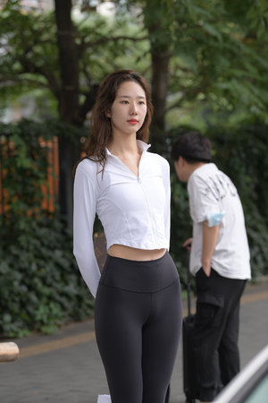 美女自己吸奶掐乳头自慰抖奶